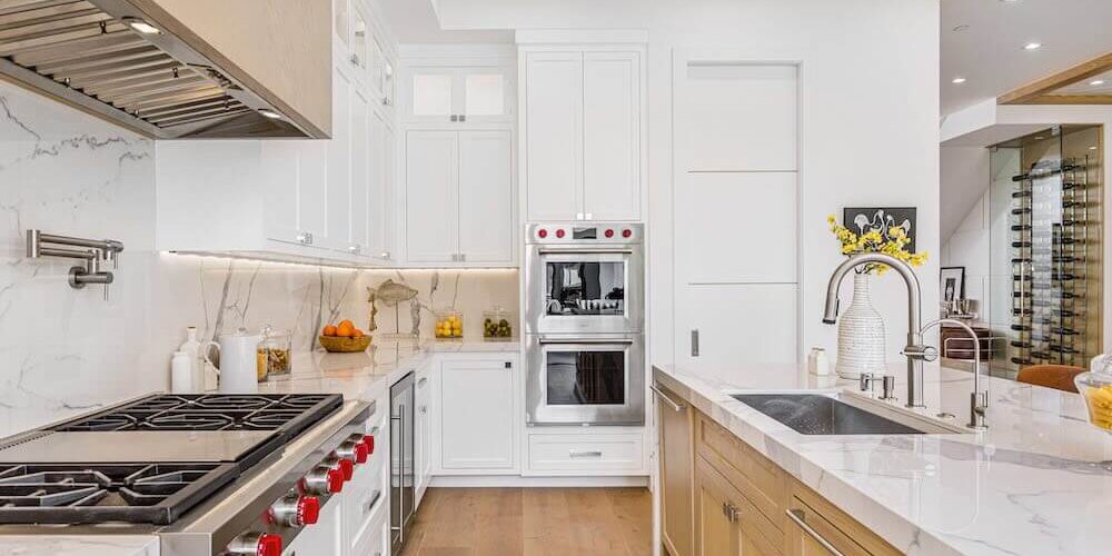 interior-paint-colors-that-go-with-wood-cabinets-blog-image interior paint colors that go with wood cabinets
